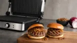 Kontaktgrill Rindfleisch-Burger mit karamellisierten Zwiebeln