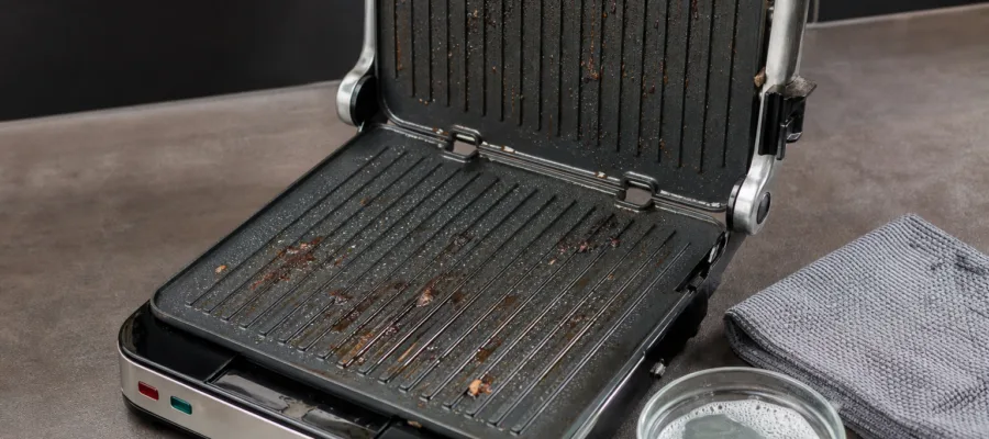 Wie man Fett und Speisereste vom Kontaktgrill entfernt ohne die Oberflaeche zu beschaedigen